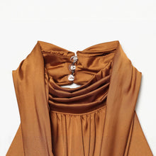 Cargar imagen en el visor de la galería, Top tipo camisola para mujer con cuello halter y textura de seda arrugada
