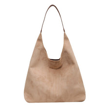 Cargar imagen en el visor de la galería, Bolso tipo tote grande para mujer, estilo retro y desenfadado, de ante y diseño amplio (ideal también como bolso para mamás).

