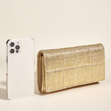 Cargar imagen en el visor de la galería, Bolso de noche tipo clutch para mujer, acabado dorado brillante, diseño exclusivo y elegante.
