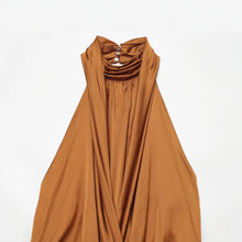 Cargar imagen en el visor de la galería, Top tipo camisola para mujer con cuello halter y textura de seda arrugada
