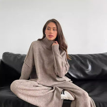 Cargar imagen en el visor de la galería, Conjunto casual de dos piezas de punto para mujer: suéter de cuello alto y corte holgado con pantalones largos de bajo con abertura.
