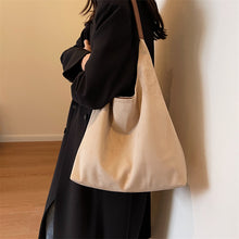 Cargar imagen en el visor de la galería, Bolso tipo tote grande para mujer, estilo retro y desenfadado, de ante y diseño amplio (ideal también como bolso para mamás).
