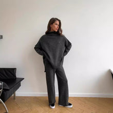 Cargar imagen en el visor de la galería, Conjunto casual de dos piezas de punto para mujer: suéter de cuello alto y corte holgado con pantalones largos de bajo con abertura.
