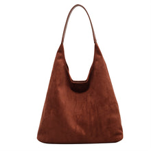 Cargar imagen en el visor de la galería, Bolso tipo tote grande para mujer, estilo retro y desenfadado, de ante y diseño amplio (ideal también como bolso para mamás).
