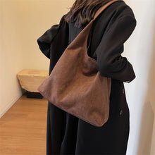 Cargar imagen en el visor de la galería, Bolso tipo tote grande para mujer, estilo retro y desenfadado, de ante y diseño amplio (ideal también como bolso para mamás).
