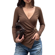 Cargar imagen en el visor de la galería, Top de manga larga, color liso, con cuello en V, cintura ajustada y hebilla metálica.
