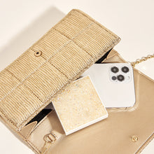 Cargar imagen en el visor de la galería, Bolso de noche tipo clutch para mujer, acabado dorado brillante, diseño exclusivo y elegante.
