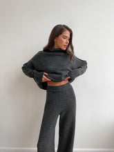 Cargar imagen en el visor de la galería, Conjunto casual de dos piezas de punto para mujer: suéter de cuello alto y corte holgado con pantalones largos de bajo con abertura.
