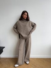Cargar imagen en el visor de la galería, Conjunto casual de dos piezas de punto para mujer: suéter de cuello alto y corte holgado con pantalones largos de bajo con abertura.
